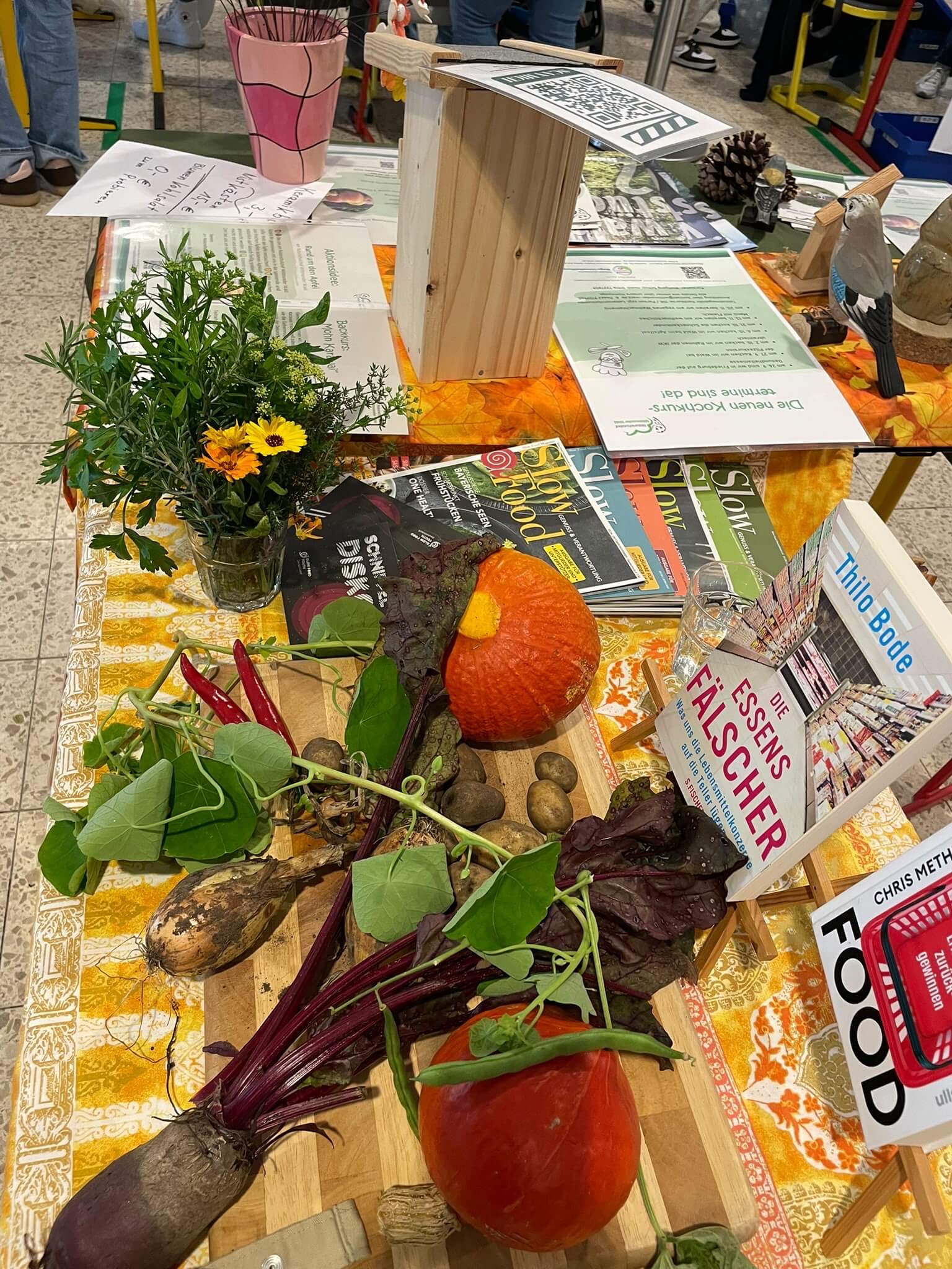 Gesundes saisonales Gemüse und Informationsmaterialien auf der Gesundheitsmesse in Friedeburg